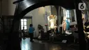 Pengunjung melihat ornamen Kisah kelahiran Yesus di dalam Gereja Katedral, Jakarta, Selasa (19/12/2023). (merdeka.com/Imam Buhori)