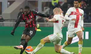 Pemain Genoa, Leo Ostigard (tengah), berusaha memblok tembakan pemain AC Milan, Rafael Leao (kiri), dalam pertandingan Liga Italia, Jumat (9/1/2026). (AP Photo/Antonio Calanni)