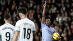 Penyerang Real Madrid, Vinicius Junior (kanan) merayakan gol pertama timnya saat pertandingan sepak bola Liga Spanyol melawan Valencia CF di Stadion Mestalla, Valencia, 2 Maret 2024 (Jose Jordan/AFP)