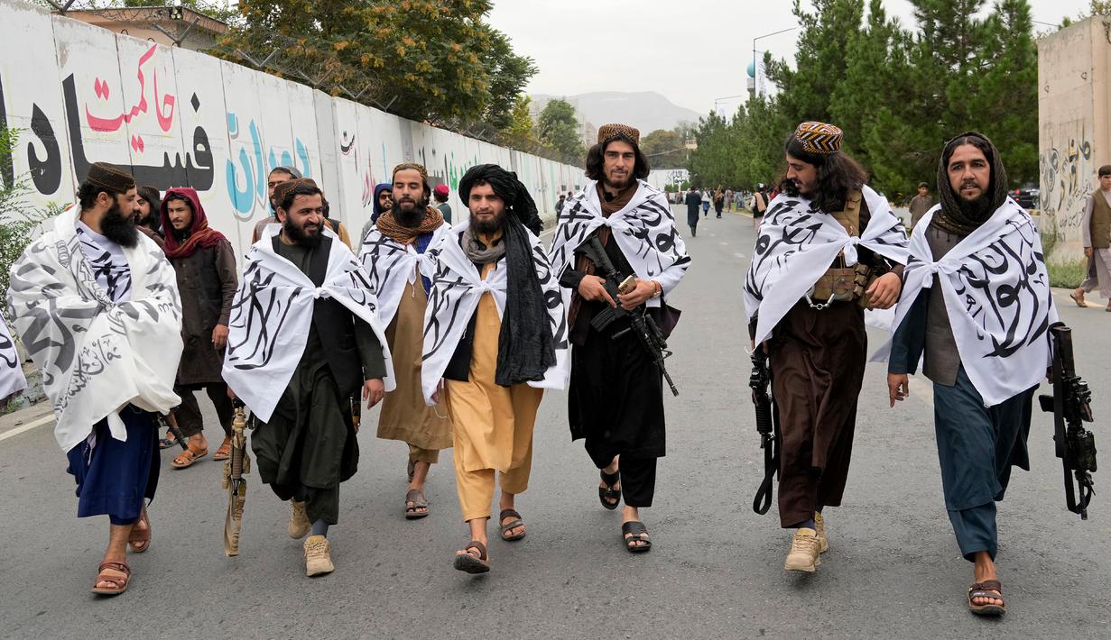 Pasukan Taliban merayakan satu tahun sejak mereka merebut Kabul di depan Kedutaan Besar AS di Kabul, Afghanistan, Senin (15/8/2022). Taliban memperingati tahun pertama pengambilalihan kekuasaan setelah pemerintah negara yang didukung barat itu melarikan diri dan militer Afghanistan hancur dalam menghadapi serangan Taliban. (AP Photo/Ebrahim Noroozi)