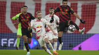 Riyad Mahrez dari Manchester City, kanan, ditantang oleh Konrad Laimer dari Leipzig selama pertandingan sepak bola leg pertama babak 16 besar Liga Champions antara RB Leipzig dan Manchester City di Leipzig, Jerman, Rabu, 22 Februari 2023. (AP Photo/Michael Sohn)