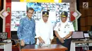 Menteri Perhubungan RI, Budi Karya Sumadi bersama dengan Chief Human Capital Officer XL Axiata, Rudy Afandi ( tengah ) dan Dirjen Hubungan Darat, Budi Setiyadi dalam acara peluncuran aplikasi “Peta Jelajah Nusantara” di Jakarta, Selasa (28/5). (Liputan6.com/Angga Yuniar)