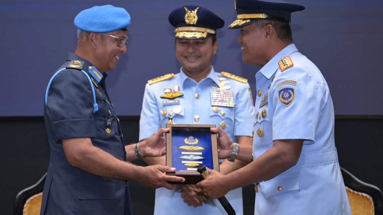 Pangkoopsudnas Terima Wing Penerbang Kehormatan dari TUDM di Malaysia