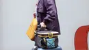 Seorang perempuan membawa koper di pusat kota setelah lebih dari 100 hari lockdown di Sydney, Senin (11/10/2021). Lebih dari lima juta penduduk Sydney akhirnya bisa merasakan kembali bebas setelah terkurung selama 106 hari, untuk mencegah penyebaran Covid-19 varian Delta. (AP Photo/Rick Rycroft)
