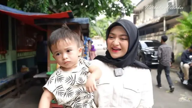 6 Potret Nathalie Holscher Jajan di Warung Kaki Lima, Traktir Anak Sekolah