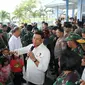 Menko Polhukam Wiranto saat meninjau pengungsi warga Wamena di Jayapura. (Istimewa)