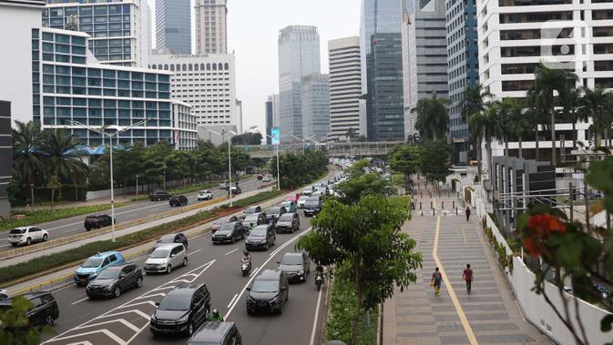 Suasana arus lalu lintas di Jalan Jenderal Sudirman, Jakarta, Kamis (5/11/2020). Badan Pusat Statistik (BPS) mencatat ekonomi Indonesia pada kuartal III-2020 minus 3,49 persen, Indonesia dipastikan resesi karena pertumbuhan ekonomi dua kali mengalami minus. (Liputan6.com/Helmi Fithriansyah)
