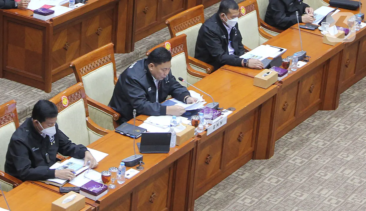 Kepala BNN RI Petrus Reinhard Golose (kedua kiri) saat rapat kerja dengan Komisi III DPR di Kompleks Parlemen, Jakarta, Kamis (20/1/2022). Raker juga membahas rencana kerja BNN tahun 2022, program prioritas dan strategi dalam pencapaian dengan pagu anggaran Rp1,8 triliun. (Liputan6 com/Angga Yuniar)