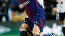 Striker Barcelona Lionel Messi berebut bola dengan pemain Valencia Francis Coquelin saat pertandingan Copa del Rey di stadion Mestalla di Valencia (8/2). (AP Photo/Alberto Saiz)