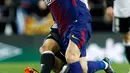 Striker Barcelona Lionel Messi berebut bola dengan pemain Valencia Francis Coquelin saat pertandingan Copa del Rey di stadion Mestalla di Valencia (8/2). (AP Photo/Alberto Saiz)
