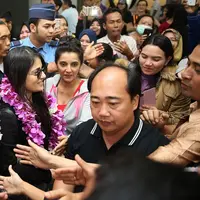 "See you tomorrow on meet and greet in Metropolis Mall," ucap Radhika Madan. (Bambang E. Ros/Bintang.com)