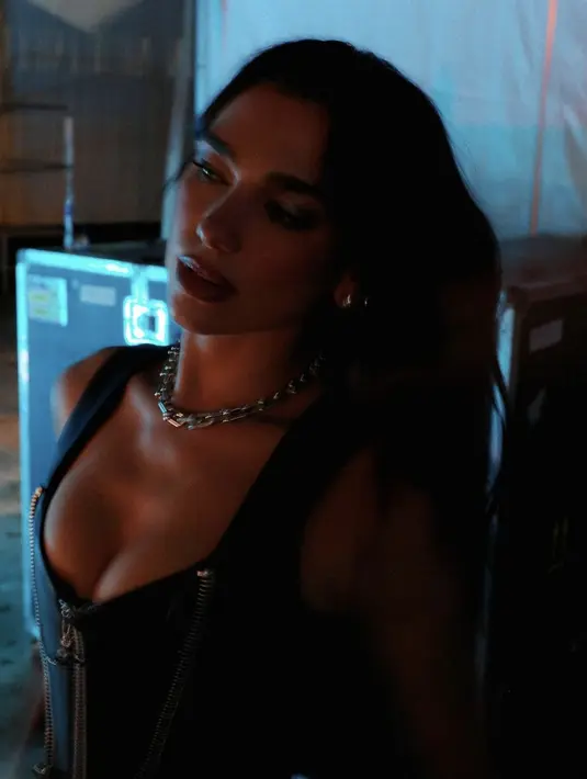 Koleksi perhiasan tersebut menunjang gaya edgy Dua Lipa kala kenakan body suit kulit yang begitu bold. [Foto: Instagram/ Dua Lipa]