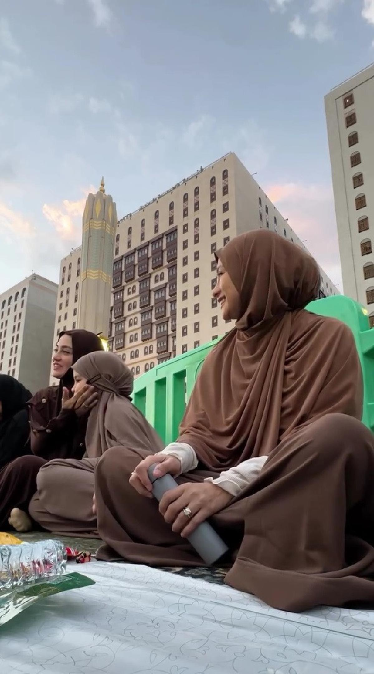Momen Ririn Ekawati dan Rini Yulianti Bagi-Bagi Takjil Gratis di Masjid Nabawi saat Umrah