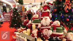 Pengunjung memilih pernak pernik natal di Lippo Mall Kemang, Jakarta, Rabu (16/12). Jelang perayan natal banyak masyarak berburu pernak pernik natal untuk menghiasi perayan natal 2015. (Liputan6.com/Angga Yuniar)