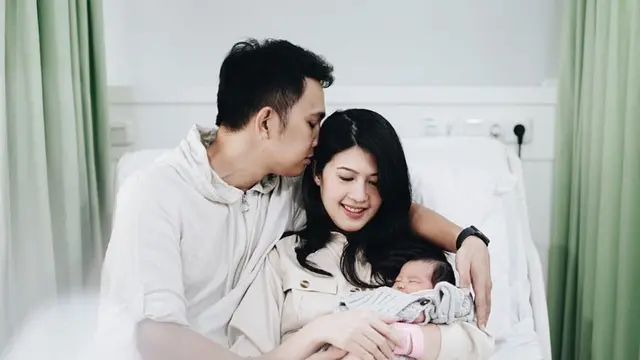 6 Potret Naga dan Istri Bersama Buah Hati yang Dinanti 8 Tahun, Buat Lagu Untuknya