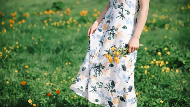 Tips dan Trik Pakai Floral Dress, Tampil Kekinian