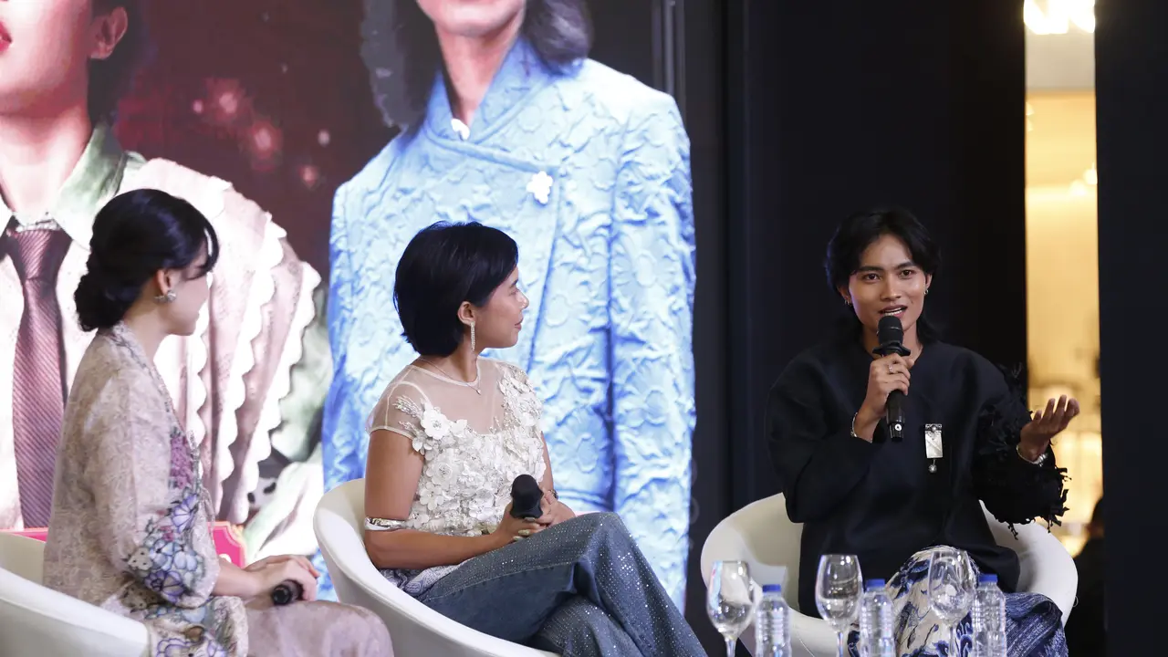 Roman Nuansa, Seniman Tekstil yang Hidupkan Seni Eco-Printing pada Wastra Sebagai Pintu Menuju Panggung Dunia