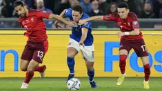 Laga Kualifikasi Piala Dunia 2022 antara Italia dan Swiss berlangsung sengit. Juara Euro 2020 gagal membawa poin penuh dari kandangnya sendiri usai ditahan imbang 1-1. (AP/Gregorio Borgia)