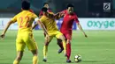 Pemain depan Timnas Indonesia U-19. Hanis Saghara Putra (kanan) mencoba melewati pemain China U-19, Qianglong Tao pada PSSI 88th U-19 International Tournament di Stadion Pakansari, Cibinong, (25/9). Indonesia kalah 0-3. (Liputan6.com/Helmi Fithriansyah)