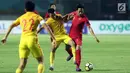 Pemain depan Timnas Indonesia U-19. Hanis Saghara Putra (kanan) mencoba melewati pemain China U-19, Qianglong Tao pada PSSI 88th U-19 International Tournament di Stadion Pakansari, Cibinong, (25/9). Indonesia kalah 0-3. (Liputan6.com/Helmi Fithriansyah)