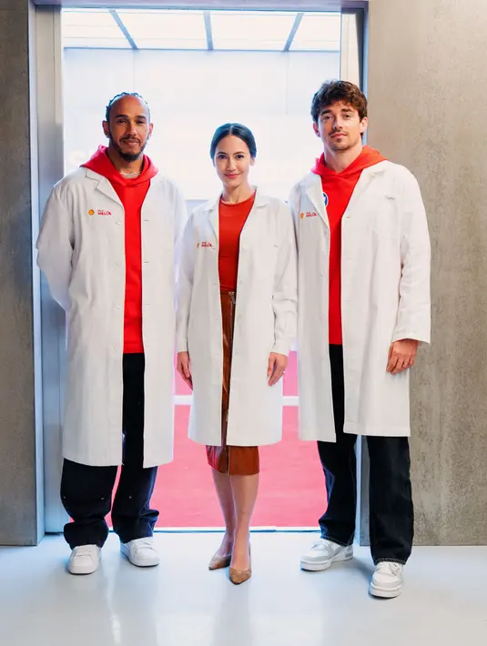 Bersama Lewis Hamilton dan Charles Leclerc, Pevita Pearce menjelma jadi peneliti minyak [@pevpearce]