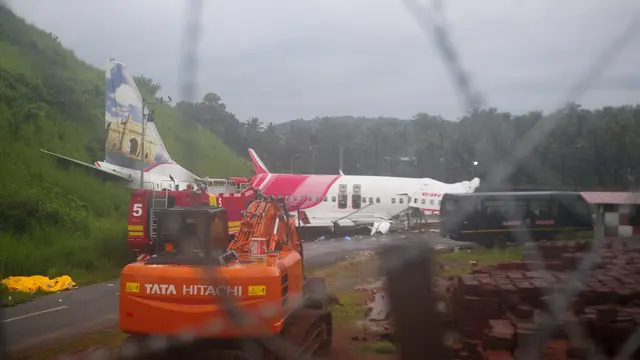 Penampakan Pesawat Air India Express yang Terbelah Saat Mendarat