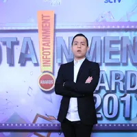 Seperti diketahui, dua film garapannya, Ngenest dan Cek Toko Sebelah terbilang sukses meraih banyak penonton. Bahkan, film terbarunya masuk 10 besar top film Indonesia dengan perolehan 2,5 juta penonton. (Adrian Putra/Bintang.com)