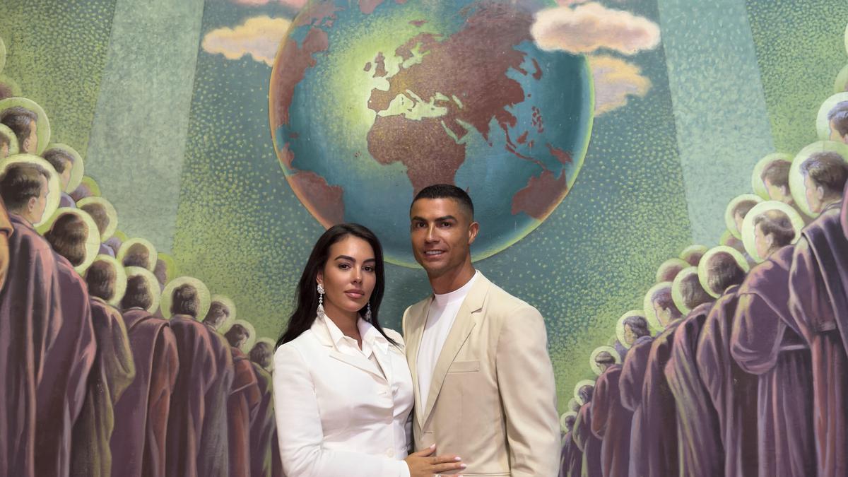 Georgina Rodriguez dan Cristiano Ronaldo Resmi Menikah dengan Busana Serba Putih yang Sederhana
