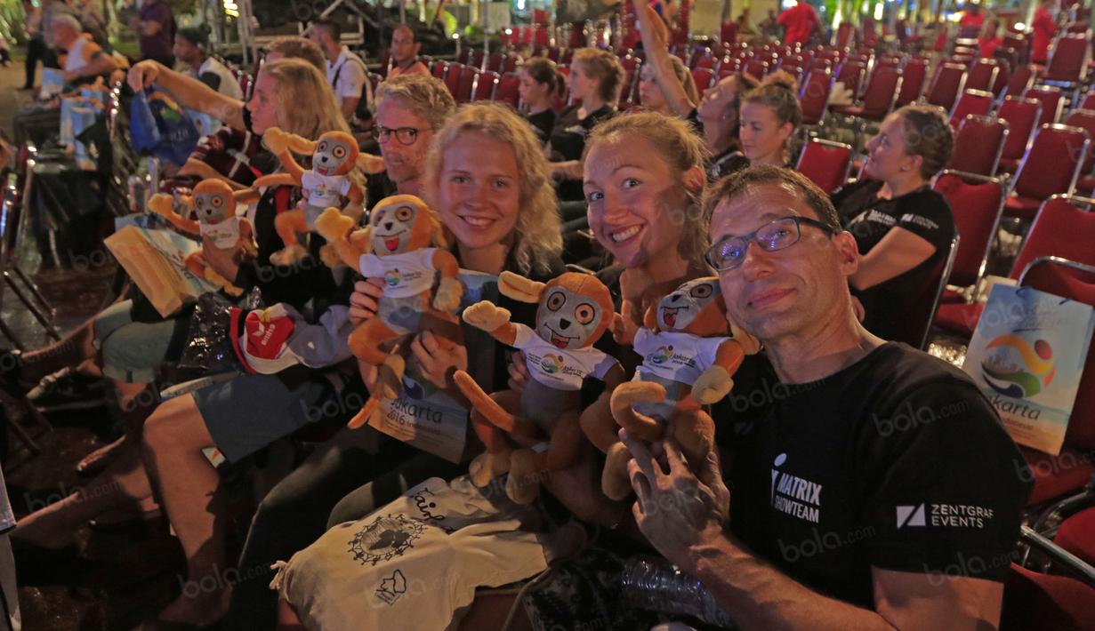 Peserta Tafisa Games 2016 asal Jerman antusias dengan maskot Tafisa 2016 saat penutupan di Ancol Beach, Jakarta, Selasa (11/10/2016). (Bola.com/Nicklas Hanoatubun)