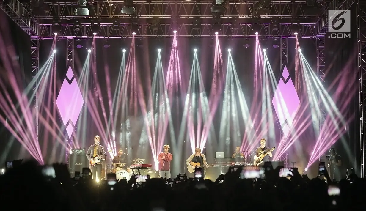 Aksi panggung Abdul Idol saat kolaborasi dengan grup musik asal Irlandia Kodaline dalam konser bertajuk "Politics of Living Tour 2019"di Istora Senayan, Jakarta, Jumat (1/3). Abdul dan Kodaline membawakan lagu All I Want. (Fimela.com/Bambang E.Ros)