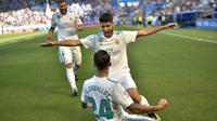 Striker Real Madrid, Marco Asensio, merayakan gol yang dicetak oleh Dani Ceballos ke gawang Deportivo Alaves pada laga La Liga di Stadion Mendizorroza, Sabtu (23/9/2017). Real Madrid menang 2-1 atas  Deportivo Alaves. (AP/Alvaro Barrientos)