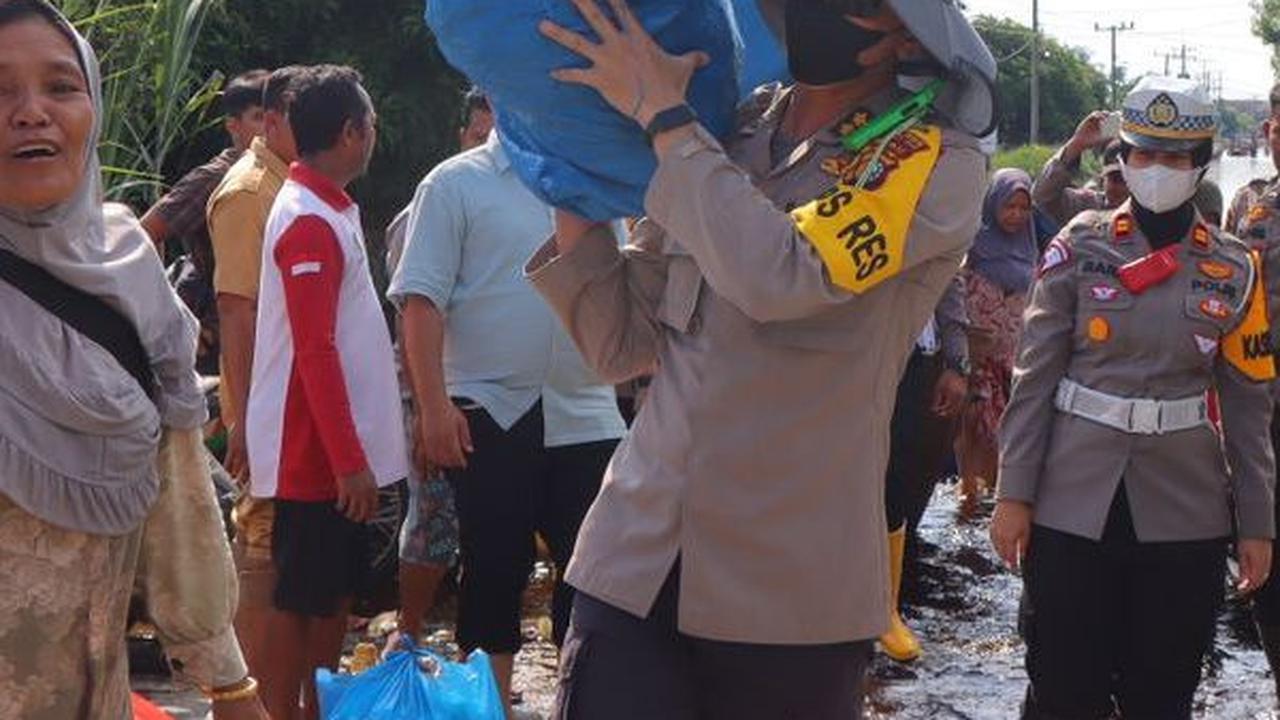 Usai Sosialisasi Pemilu, Kapolres Rohil Angkat Barang Warga Saat Evakuasi Korban Banjir