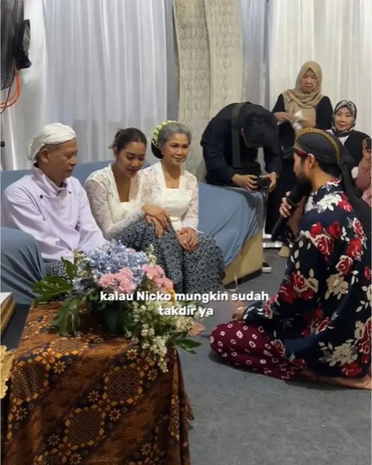 6 Potret Widi Vierratale di Siraman Jelang Nikah Sang Adik, Pakai Kebaya Putih