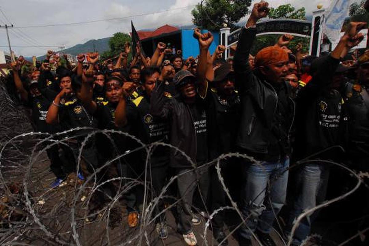 Massa GMBI minta Aceng segera turun dari jabatannya