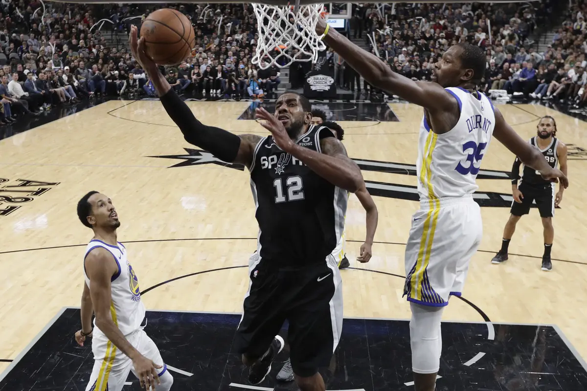 LaMarcus Aldrige (no 12) memimpin Spurs kalahkan Warriors pada laga NBA