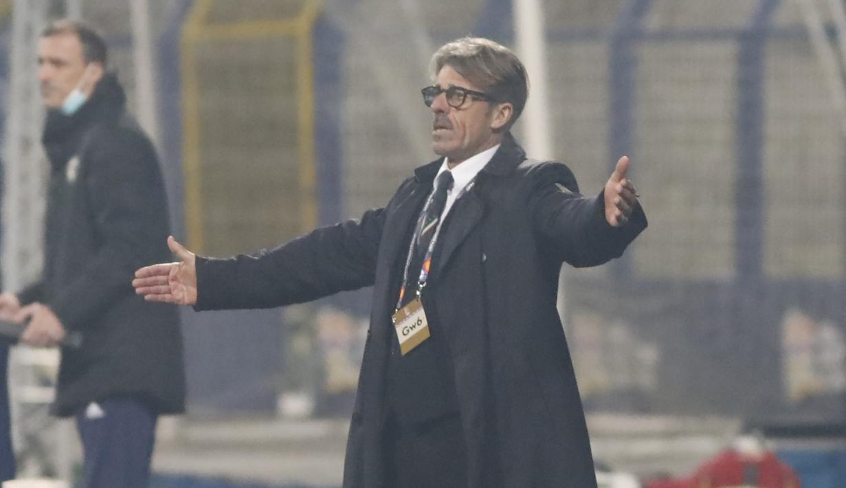 Pelatih Italia, Alberico Evani, memberikan arahan kepada pemainnya saat menghadapi Bosnia pada laga UEFA Nations League 2020/2021 di Grbavica Stadium, Kamis (19/11/2020) dini hari WIB. Italia menang 2-0 atas Bosnia.