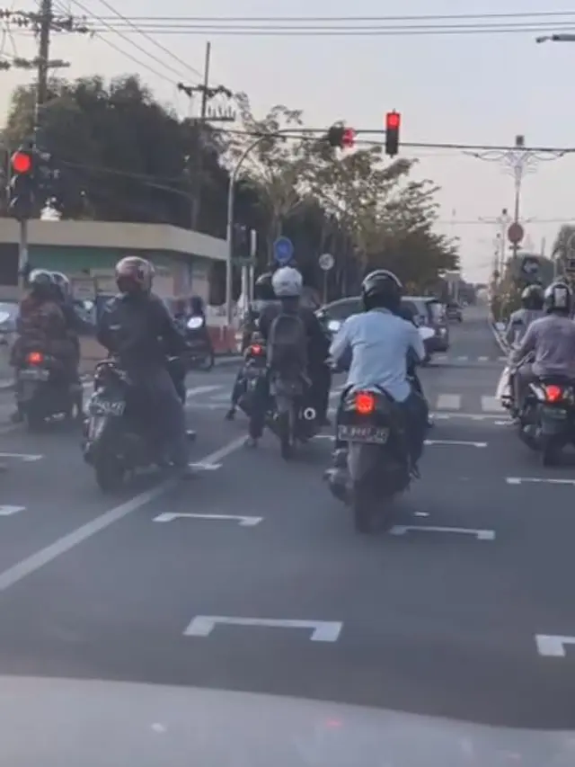 Viral Penggunaan Starting Grid di Lampu Merah Bak Sirkuit Balap