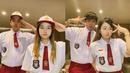 Jerome Polin terkenal dengan aksi-aksi lucunya saat membuat konten. Kelucuan tersebut terlihat saat bersama dengan Jessica Jane. Keduanya kompak pakai seragam SD. Tak hanya itu, dance keduanya pun mengundang gelak tawa. (Liputan6.com/IG/jeromepolin)