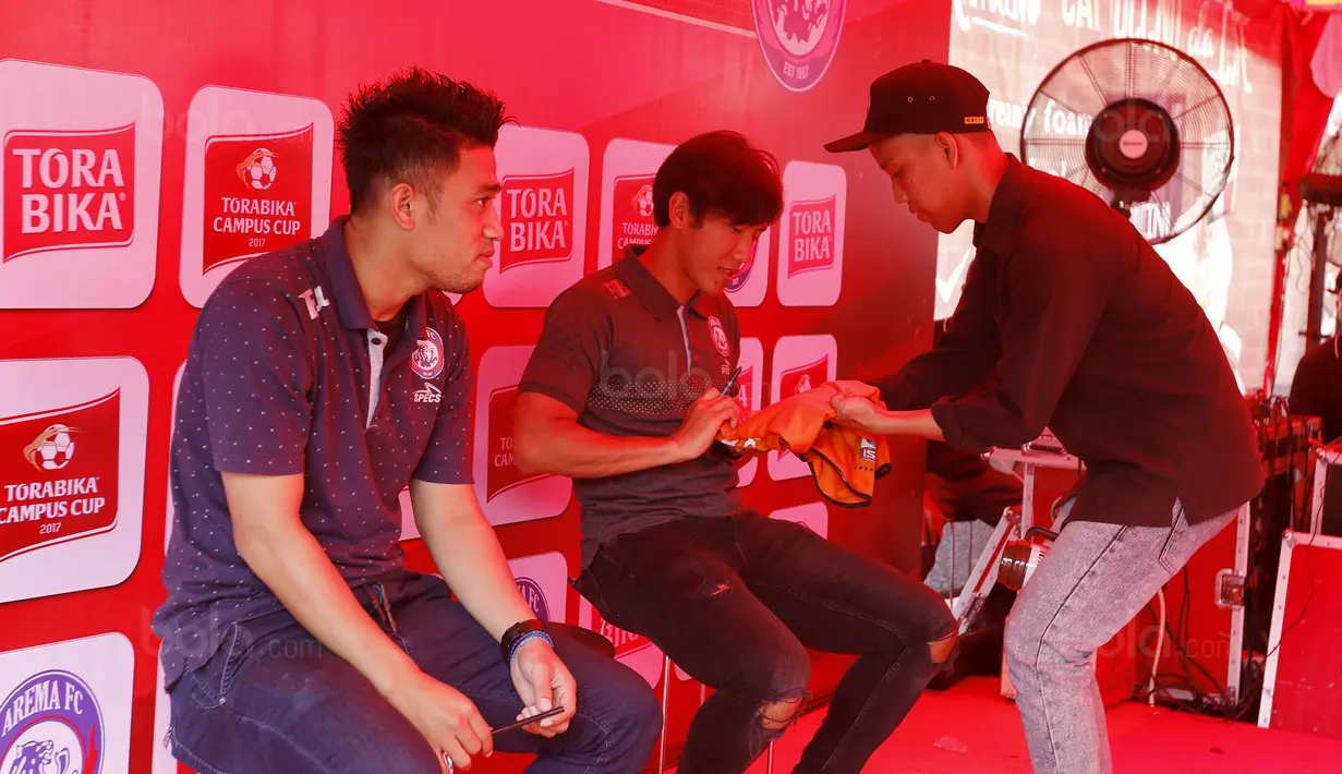 Pemain Arema FC, Ahmad Bustomi dan Benny Wahyudi, saat Meet and Greet bersama Torabika di Stadion Cakrawala, Malang, Kamis (23/11/2017). Selain menjumpai fans, mereka juga berbagi cerita pengalaman di dunia sepak bola. (Bola.com/M Iqbal Ichsan)