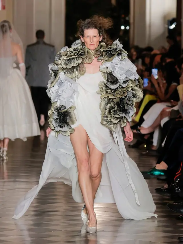 Show Busana Pernikahan Perdana Vivienne Westwood, Nyentrik dengan Koleksi Gaun Pengantin Bergaya Punk