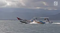 Aktivitas nelayan di Pantai Mutiara di Trenggalek, Jawa Timur, Sabtu (7/9/2019). Pantai Mutiara salah satu tujuan wisata yang sedang dikembangkan kabupaten Trenggalek. (Liputan6.com/Herman Zakharia)
