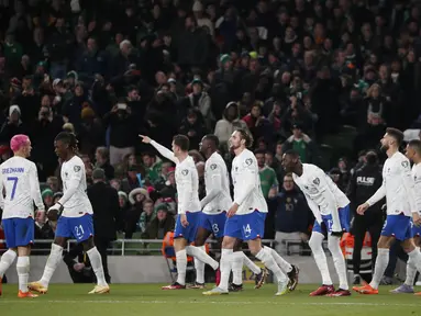 Bek Prancis, Benjamin Pavard (ketiga kiri) berselebrasi dengan rekan setimnya setelah mencetak gol ke gawang Irlandia di menit ke-50 pada pertandingan kualifikasi grup B UEFA Euro 2024 di Stadion Aviva di Dublin, Irlandia, Selasa, 28 Maret 2023. (AP Photo/Peter Morrison)