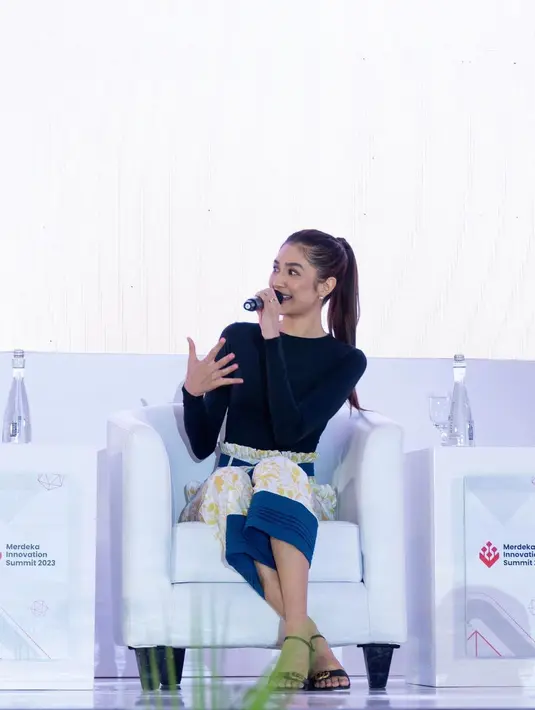 Mikha Tambayong pilih outfit bernuansa semi formal saat hadiri acara [@miktambayong]