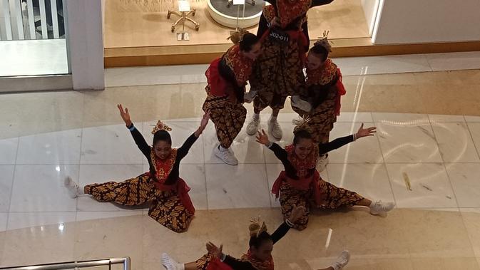 Para peserta menari pada putaran pertama yang tersebar di sejumlah titik mall Grand Indonesia. (Sumber foto: Immanuela Harlita Josephine)