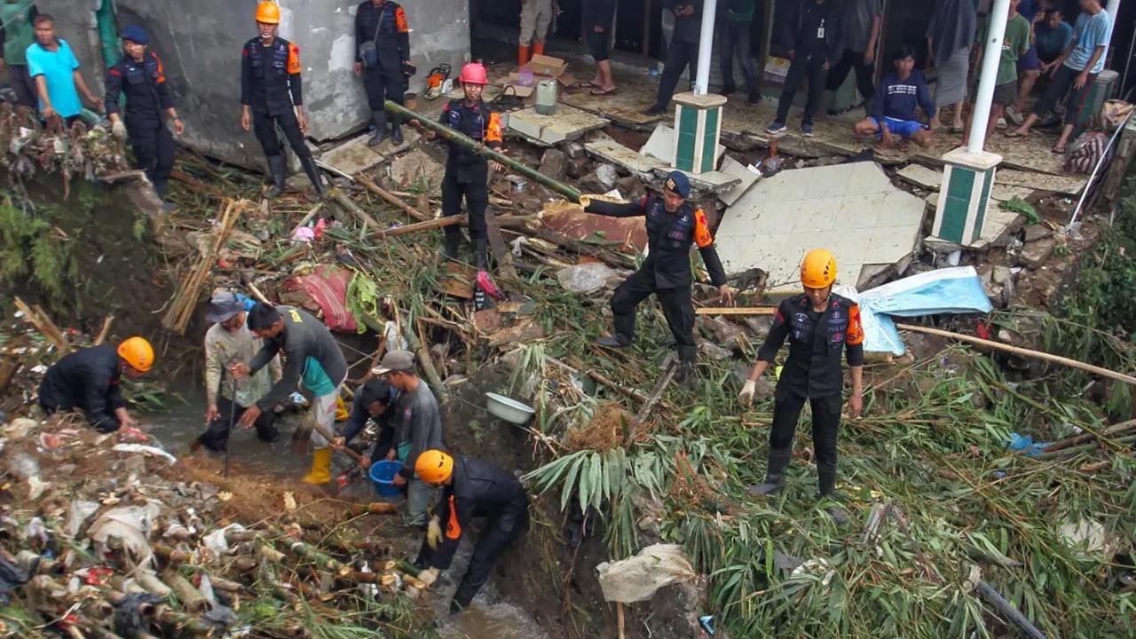 Hujan deras yang turun semalaman di wiayah Bogor membuat Tim SAR gabungan dari Brimob Kedung Halang dan relawan sibuk membersihkan material longsor yang terjadi akibat luapan Kali Cibuluh di Kedung Halang, Bogor, Kamis (30/11/2023).