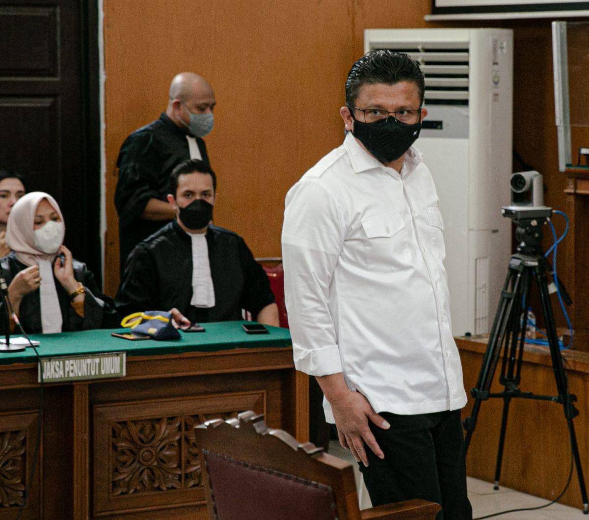 Putusan tersebut, setelah majelis hakim menolak vonis hukuman pidana mati yang dijatuhkan PT DKI sebagaimana menguatkan vonis tingkat pertama, Pengadilan Negeri (PN) Jakarta Selatan.
