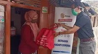 EMTEK Peduli Corona serahkan bantuan sembako dan masker kain kepada warga Kampung Ciseupan, Sukabumi