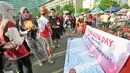 Sebuah spanduk petisi Peduli HIV/AIDS dibentangkan di kawasan Bundaran HI saat Car Free Day, Jakarta, Minggu (13/12/2015). Kegiatan tersebut dalam rangka memperingati hari AIDS sedunia. (Liputan6.com/Yoppy Renato)