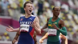Ekspresi atlet Norwegia Karsten Warholm merayakan kemenangannya pada final lari gawang 400m putra Olimpiade Tokyo 2020 di Olympic Stadium, Selasa (3/8/2021). Warholm sukses memecahkan rekor dunia lari gawang 400 meter putra dengan catatan waktu 45,95 detik. (AP Photo/Martin Meissner)