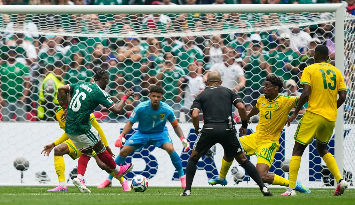 Julian Quinones berhasil mencatatkan namanya sebagai pencetak gol pertama di Piala Dunia 2026 setelah sukses membobol gawang Afrika Selatan pada menit kesembilan. (AP Photo/Natacha Pisarenko)